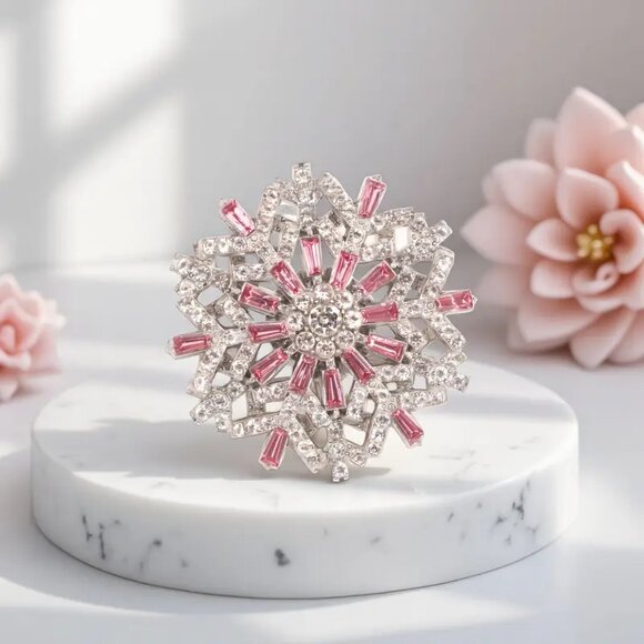 NWOT - Sparkling Snowflake Christmas Brooch with combo display case. - Picture 4 of 6